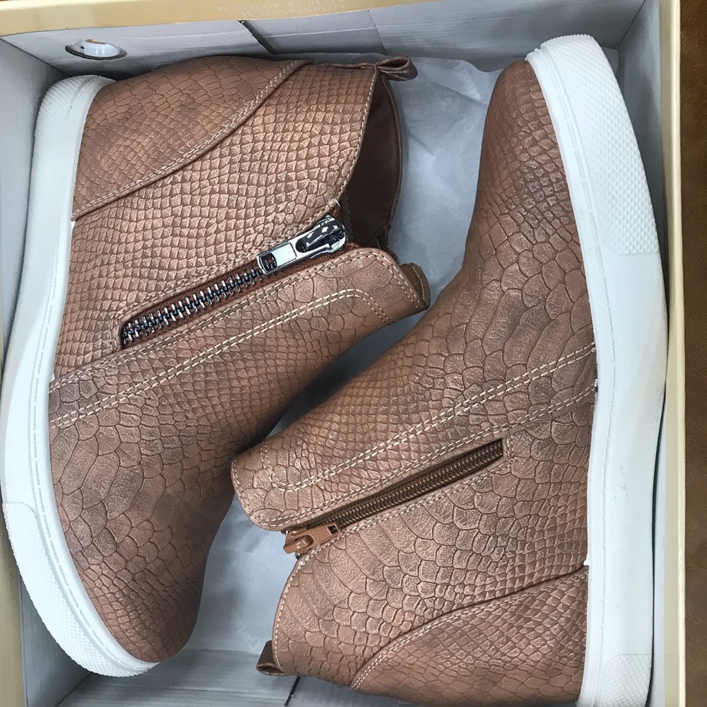 Wedge sneakers